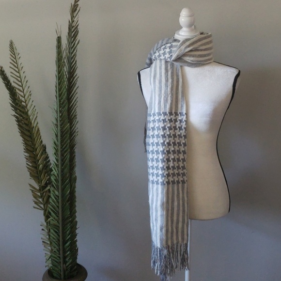 Rue21 Accessories - *PRICE DROP*
Rue21 gray and cream patterned scarf